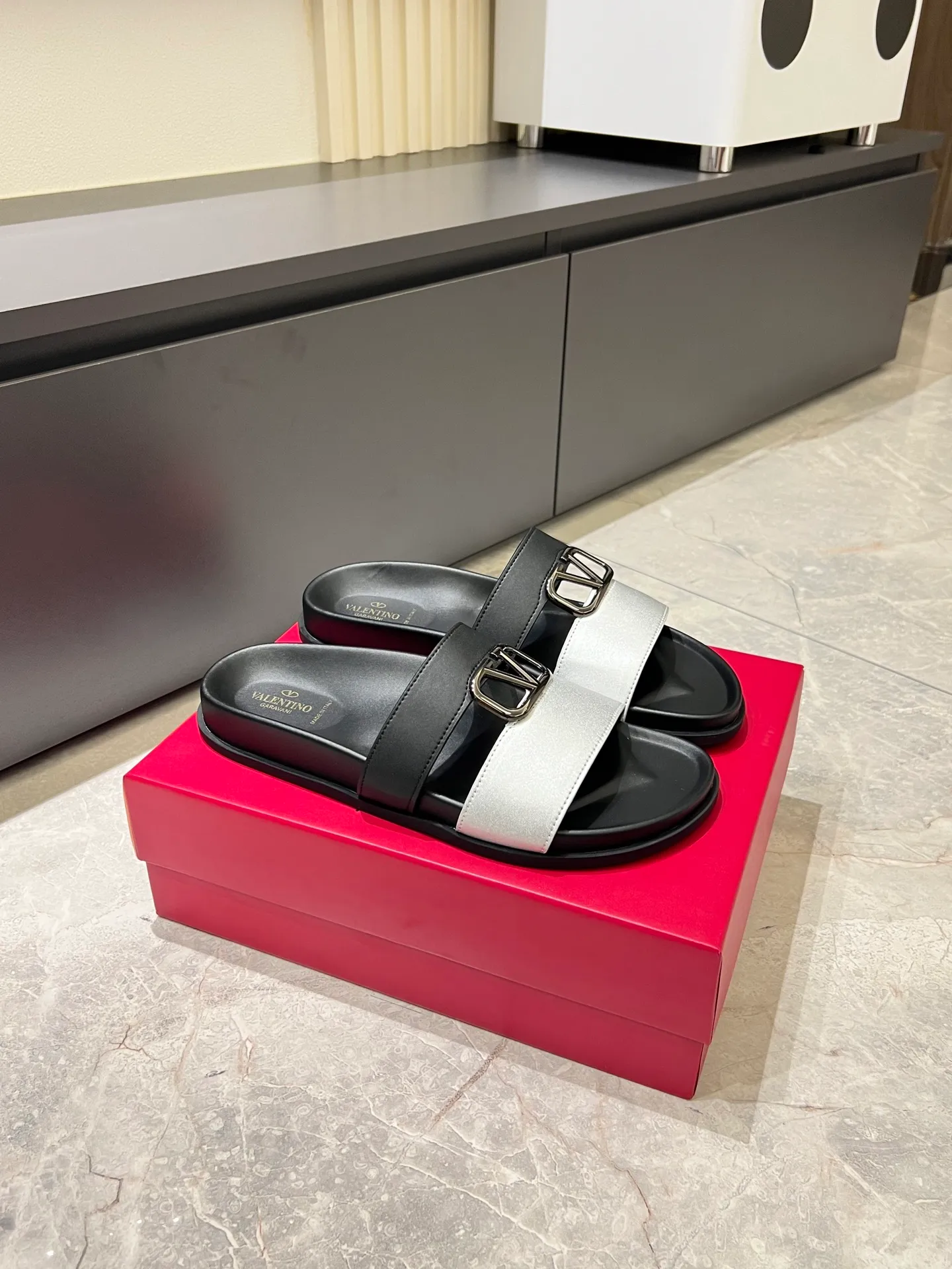 Men's shoes 💰p300 VALENTINO Men's 🧍‍♂️ Spring and summer new style metal logo flat slippers, elegant sandals, the same style worn by celebrities, original molding, imported calfskin. Rubber outsole. Soft and durable, full set of counter packaging size: 39-44 (.45.46 customized)